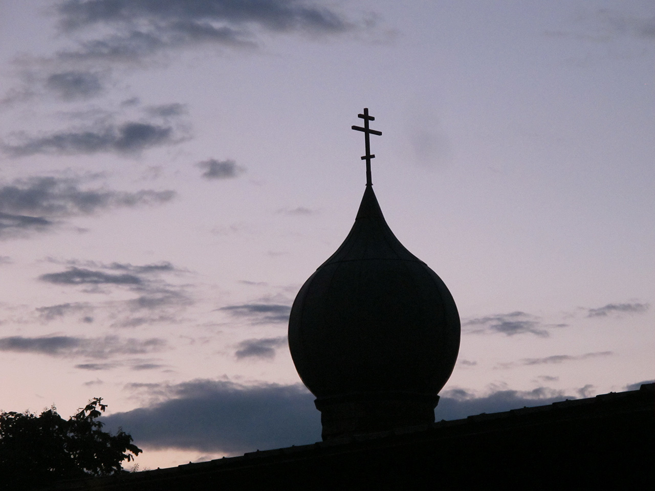 48 Abendhimmel über der Kirche